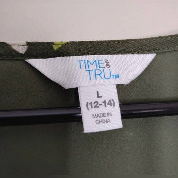 Time and Tru Green Floral V-Neck Blouse Size L (12–14) - Picture 7 of 8